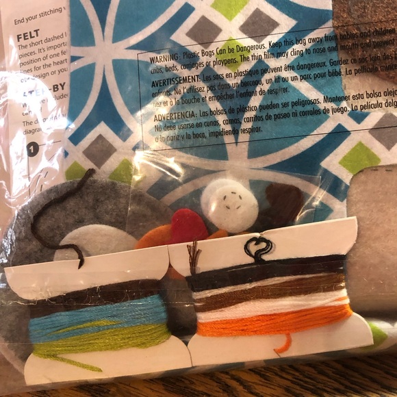 Dimensions Happi Bear felt applique car shaped pillow DIY kit - Picture 5 of 7